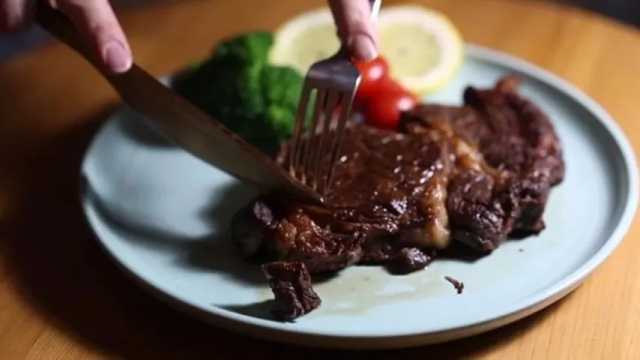 Un cuchillo para carne hecho de madera dura pudo cortar la carne con facilidad. (Foto: Bo Chen)