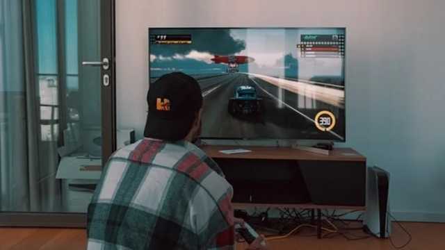 Persona joven jugando con el videojuego Gran Turismo 7 en la Playstation 5. (Foto: Unsplash)