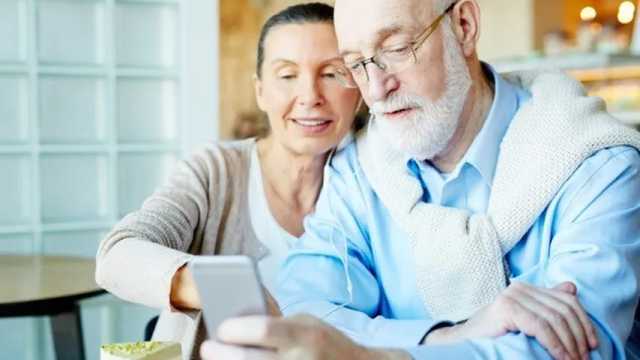Una pareja de personas mayores utilizando un smartphone. (Foto: Freepik)
