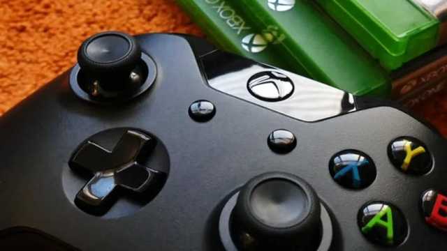 Pad de la videoconsola Xbox One y varios videojuegos. (Foto: Pexels)