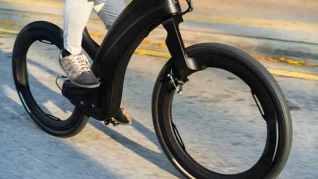 Un hombre montado en una bicicleta eléctrica sin radios en las ruedas. (Foto: Beno.io)