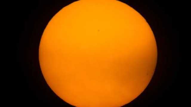 Las manchas solares son áreas que aparecen oscuras en la superficie del Sol. (Foto: Envato)
